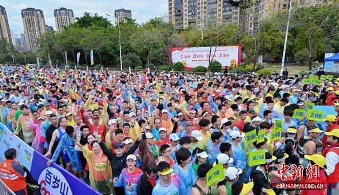 2025莆田马拉松举行 万余名跑者聚“妈祖故里”共绘城市奔跑画卷